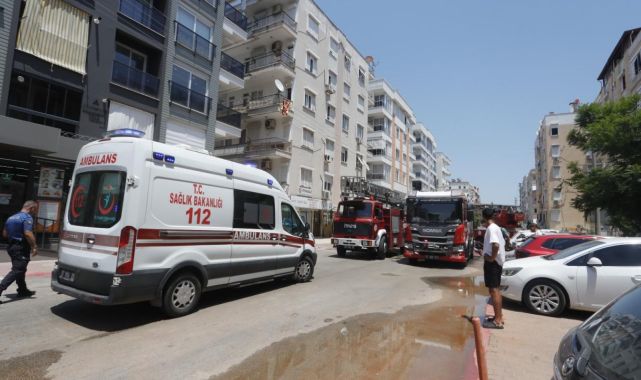 Antalya'da evde çıkan yangında dumandan etkilenen 10 kişi hastaneye kaldırıldı