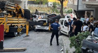 Başakşehir'de kontrolden çıkan vinç 23 araca hasar verdi