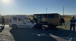 Bayburt'ta hafif ticari araç ile minibüs çarpıştı: 2 ölü, 6 yaralı