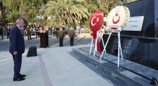 Cumhurbaşkanı Erdoğan, KKTC'de Atatürk Anıtı'na çelenk sundu