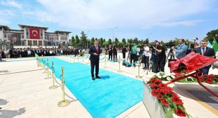 Cumhurbaşkanı Yardımcısı Yılmaz, 15 Temmuz Şehitler Anıtı'na çelenk bıraktı