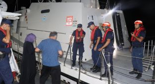 Gökçeada ve Bozcaada'daki hastaların yardımına Sahil Güvenlik yetişti