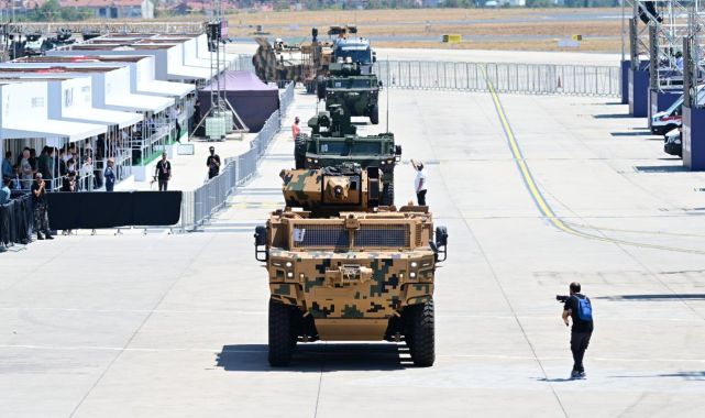 IDEF 2025'te yerli savunma sanayii araçlarıyla geçiş töreni