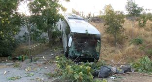 İşçileri taşıyan servis otobüsü şarampole yuvarlandı: 8 yaralı