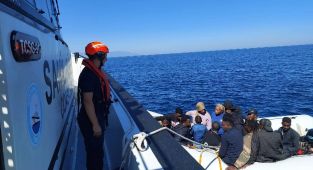 İzmir açıklarında 16 düzensiz göçmen yakalandı