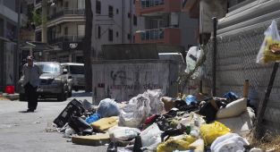 Karşıyaka’da çöpler toplanmadı, sokakları kötü koku sardı