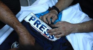 Katil İsrail Gazze'de 1 gazeteciyi daha öldürdü