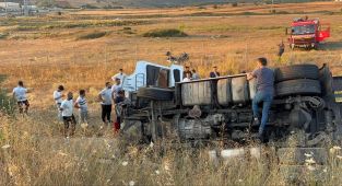 Kuzey Marmara Otoyolu'nda tır şarampole devrildi: 2 ölü