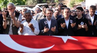 Ödemiş'teki yangında şehit olan orman işçisi son yolculuğuna uğurlandı