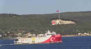 Somali'deki görevini tamamlayan Oruç Reis, Çanakkale Boğazı'ndan geçti