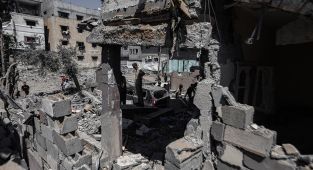Soykırımcı İsrail'in abluka altındaki Gazze'de bir eve düzenlediği saldırıda 8 sivil hayatını kaybetti