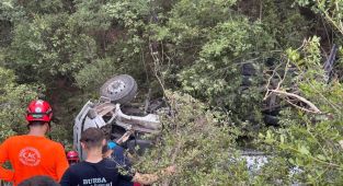 Yangın tankeri uçuruma yuvarlandı üç kişi öldü