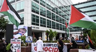 ABD'de göstericiler, medyanın Gazze'ye saldırılar konusunda taraflı olmasını protesto etti