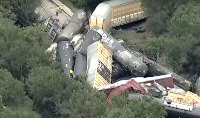 ABD'de tehlikeli madde taşıdığı değerlendirilen tren raydan çıktı