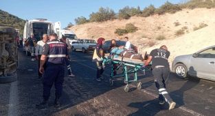 Adıyaman'da işçileri taşıyan minibüs devrildi: 23 yaralı