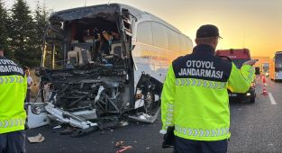 Anadolu Otoyolu'nda otobüs kamyona çarptı: 1 ölü, 10 yaralı