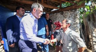 Bakan Kurum, Ödemişli Cavit amcaya verdiği sözü tutu