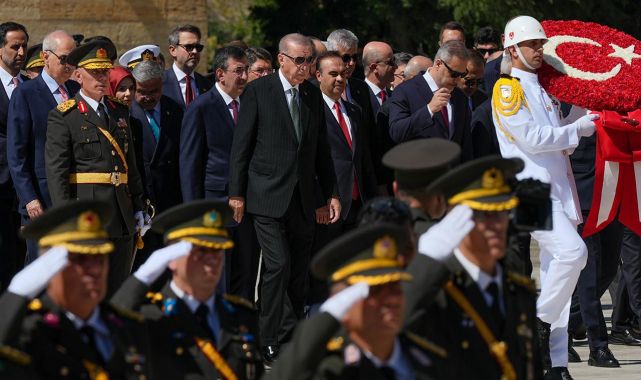 Cumhurbaşkanı Erdoğan ve devlet erkanı Anıtkabir'i ziyaret etti