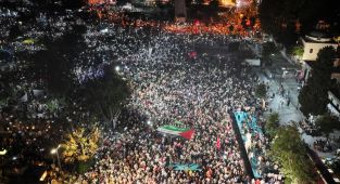 İstanbul'da düzenlenen Gazze'ye Umut Işığı Ol yürüyüşüne yoğun katılım