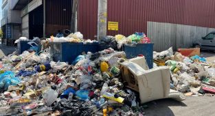 İzmir sokakları çöplerle doldu