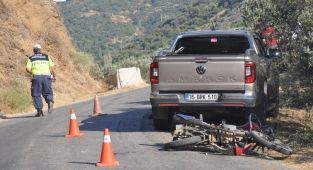 İzmir'de pikapla motosiklet çarpıştı: 1 ölü
