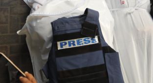 Katil İsrail Gazze'de bir gazeteciyi daha öldürdü