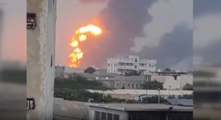 Katil İsrailin Yemende hayati önem taşıyan tesisleri hedef aldı: Sana karanlığa gömüldü