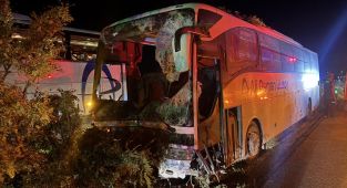 Kayseri'de yolcu otobüsü refüjdeki ağaçlara çarptı