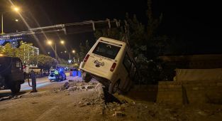 Kaza yapan yolcu minibüsü bahçe duvarında asılı kaldı