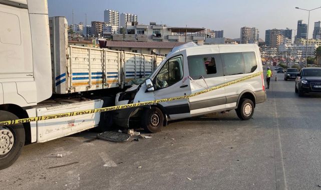 Öğrencileri taşıyan minibüs tıra çarptı: 2 ölü, 10 yaralı