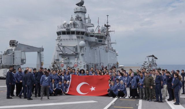 TCG Anadolu 350 gençle Çanakkale'den İstanbula yol alıyor
