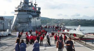 TCG Anadolu, İstanbul Boğaz'ındaki geçiş töreni için Sarayburnu'ndan demir aldı