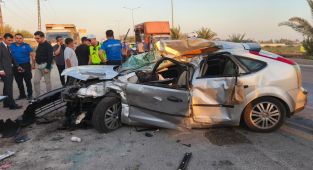 Adana'da kamyona çarpan otomobildeki 2 kişi öldü, 1 kişi yaralandı