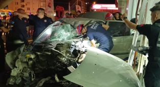 Adana'da kontrolden çıkan otomobil mobilya mağazasına girdi: 1 yaralı