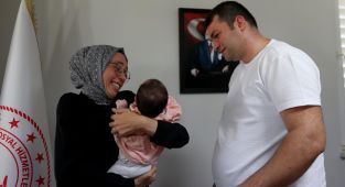 Antalya'da devlet korumasındaki 5 çocuk koruyucu aileleriyle buluştu
