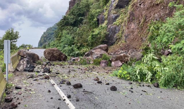 Artvin'de heyelan: Sahil yolu ulaşıma kapandı
