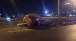 Ataşehir'de otomobil bariyere çarptı: 1'i ağır 3 kişi yaralandı