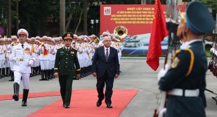 Bakan Güler, Vietnam'da askeri törenle karşılandı