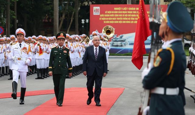 Bakan Güler, Vietnam'da askeri törenle karşılandı