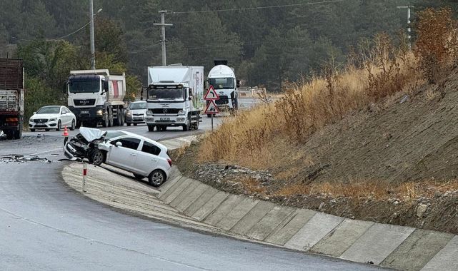 Bolu'da yağış nedeniyle 3 araç birbirine girdi: 8 yaralı