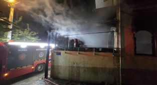 Bursa'da 3 katlı binada çıkan yangın söndürüldü