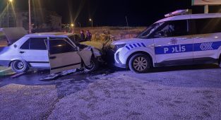 Dur ihtarına uymayan sürücü ekip aracına çarptı, 2 polis yaralandı