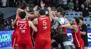 Finale yükselen 12 Dev Adama tebrik yağdı
