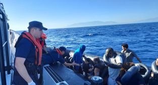 İzmir açıklarında 107 düzensiz göçmen yakalandı