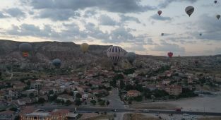 Kapadokya'da balon turlarına sağanak molası