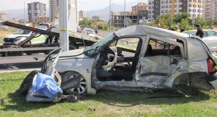 Kayseri'de iki otomobilin çarpıştığı kazada 3 kişi öldü, 3 kişi yaralandı