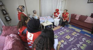Kızılay gönüllüleri yaşlı ve engellilerin yalnızlığını paylaşıyor