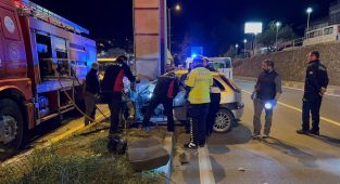 Kontrolden çıkan otomobil üst geçidin ayağına çarptı: 2 ölü