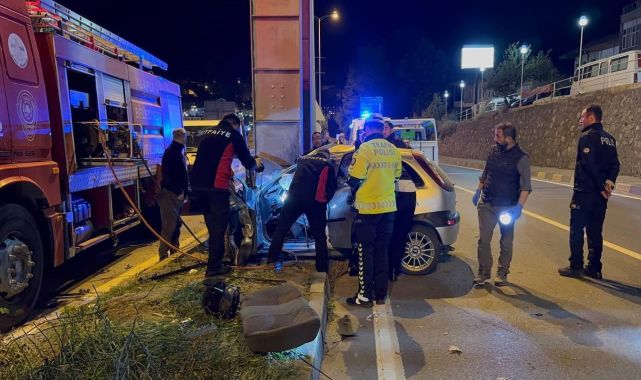 Kontrolden çıkan otomobil üst geçidin ayağına çarptı: 2 ölü