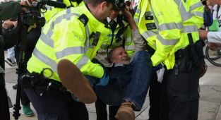 Londra'da yasaklı Palestine Action grubuna destek eyleminde 890 kişi gözaltına alındı